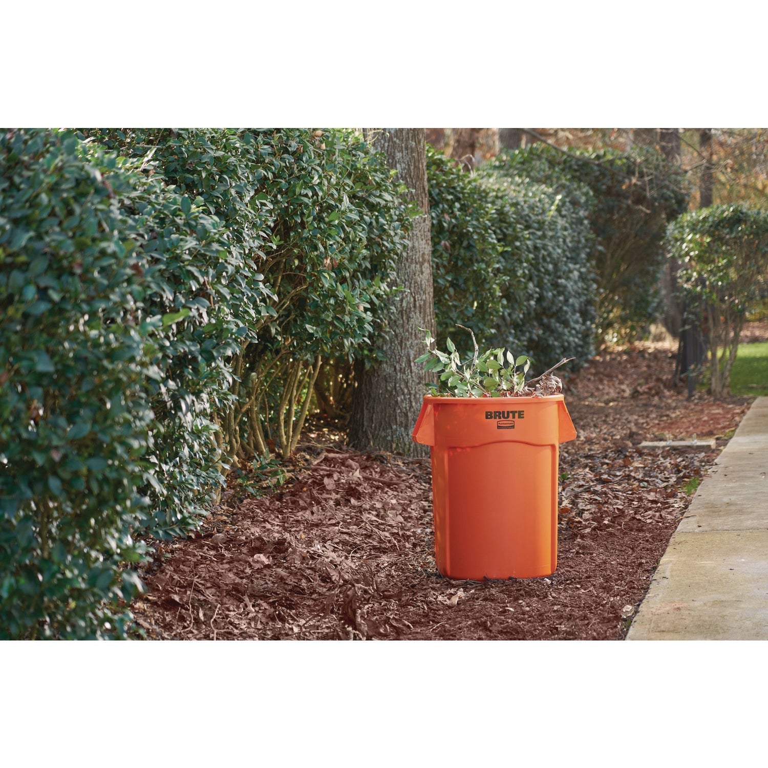 Rubbermaid® Commercial Brute Round Container, 32 gal, Resin, Orange