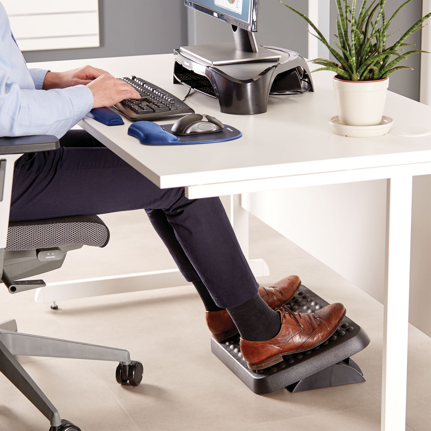Fellowes® Standard Footrest, Adjustable, 17.63w X 13.13d X 3.75h, Graphite