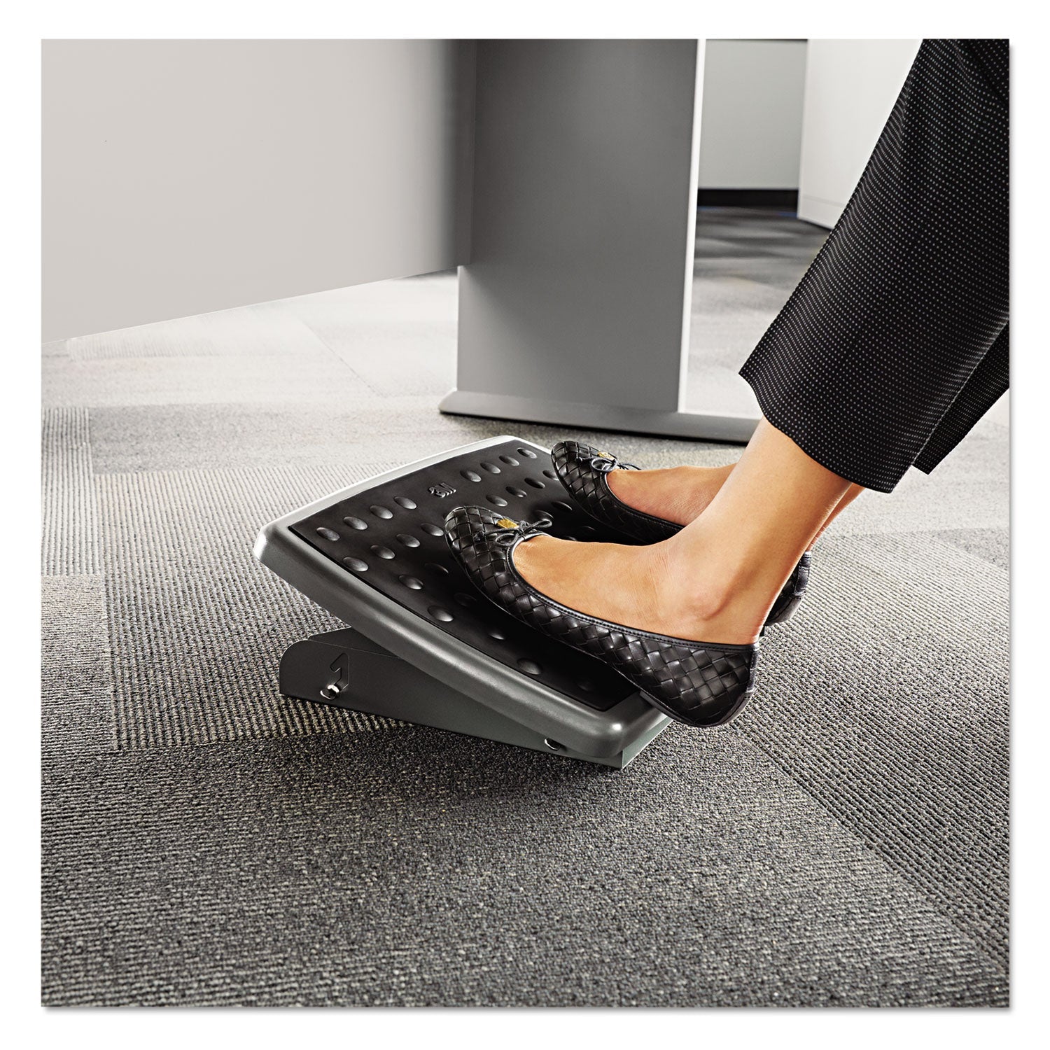 3M™ ADJUSTABLE HEIGHT/TILT FOOTREST, NONSKID PLATFORM, 18W X 13D X 4 TO 4.75H, CHARCOAL GRAY