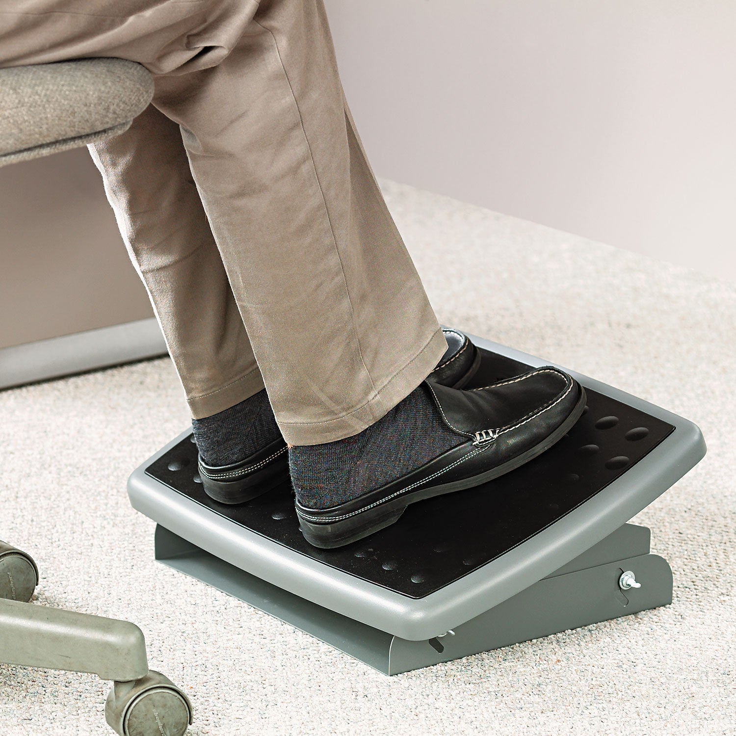 3M™ ADJUSTABLE HEIGHT/TILT FOOTREST, NONSKID PLATFORM, 18W X 13D X 4 TO 4.75H, CHARCOAL GRAY