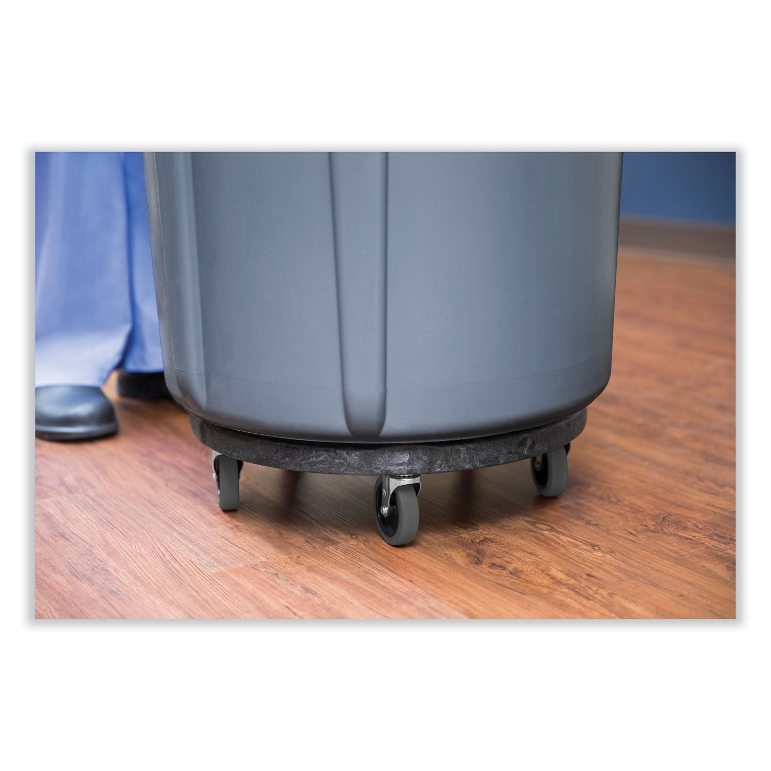 Rubbermaid® Commercial Brute Round Twist On/Off Dolly, 250 lb Capacity, 18" dia x 6.63"h, Fits 20 to 55 Gallon BRUTE Containers, Black