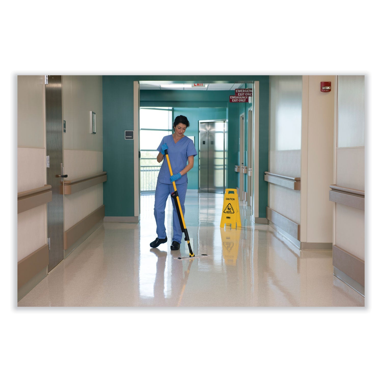 Rubbermaid® Commercial HYGEN™ Pulse Microfiber Spray Mop System, 17" Wide Microfiber Head, 52" Yellow Plastic Handle