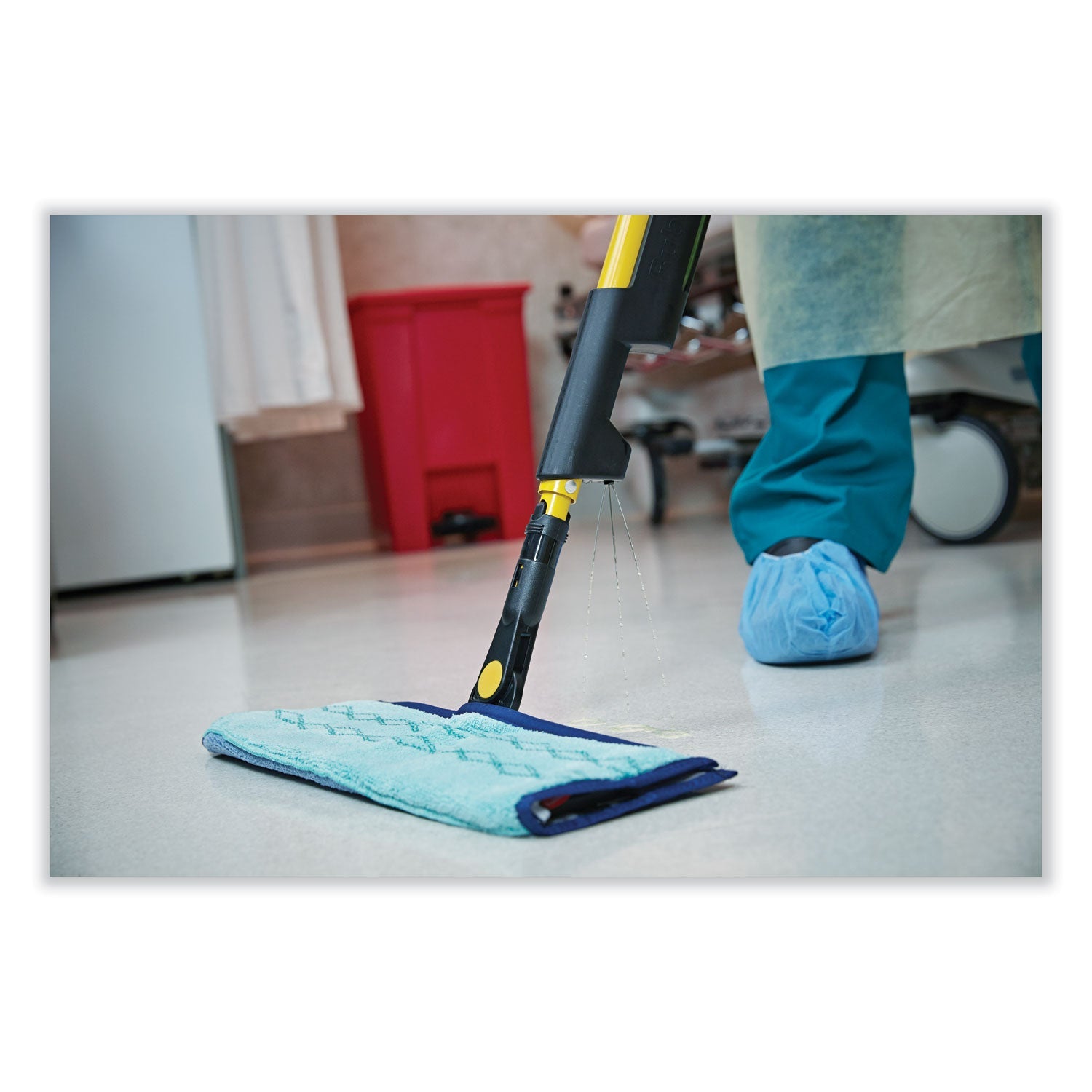Rubbermaid® Commercial HYGEN™ Pulse Microfiber Spray Mop System, 17" Wide Microfiber Head, 52" Yellow Plastic Handle